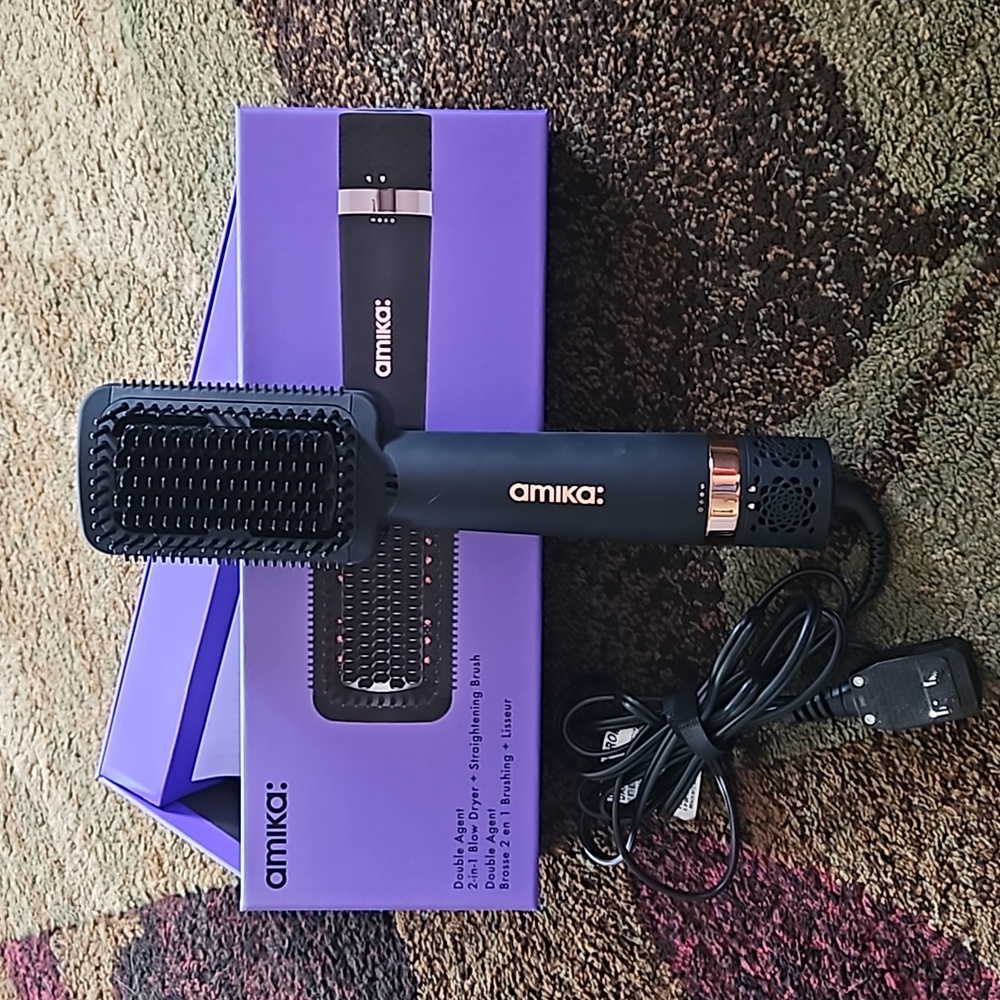 Amika blow drying straightening brush